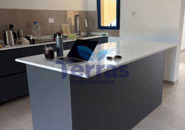 MODERNA CASA EN JUANA KOSLAY